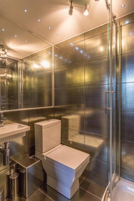 Prime Centre - 4 Bed Penthouse Apartment *