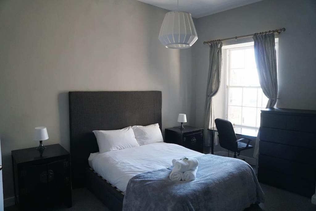 Prime Centre - 4 Bed Penthouse Apartment *