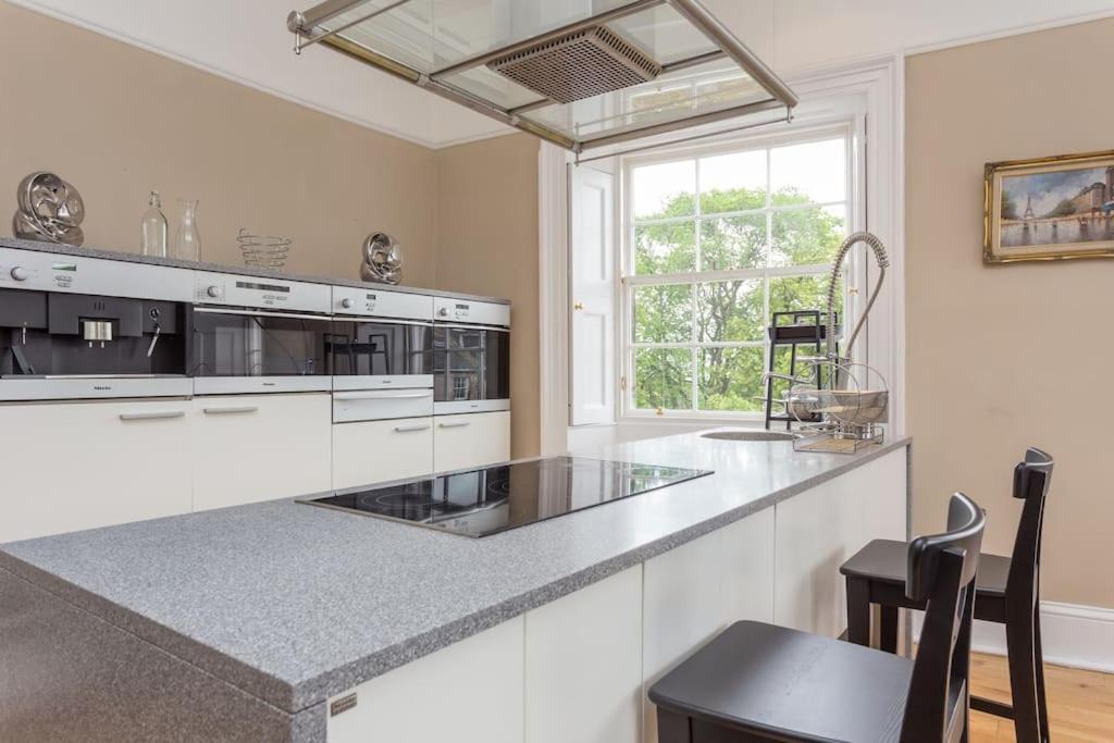 Prime Centre - 4 Bed Penthouse *